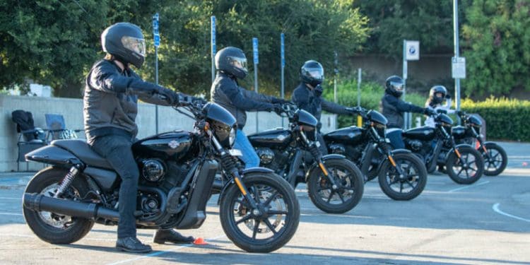 A experiência de conduzir uma moto pela primeira vez