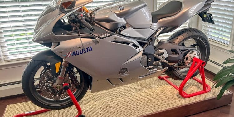 MV Agusta F4 750S de 2002 à venda como nova (literalmente) mais de 20 anos depois