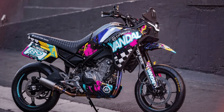CFMoto e Roland Sands Design apresentam a Radical «Tha Vandal» – Uma Supermoto baseada na 450MT