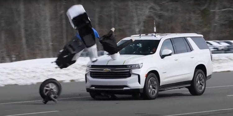 Sistemas avançados de assistência ao motorista ainda têm dificuldade em detetar motos