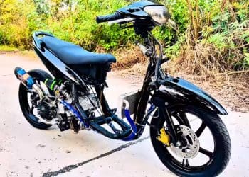 Scooter artesanal com motor crossplane surpreende pela engenharia e som