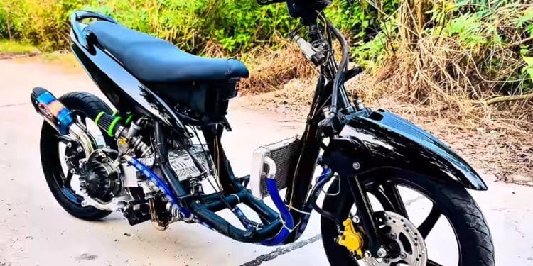 Scooter artesanal com motor crossplane surpreende pela engenharia e som