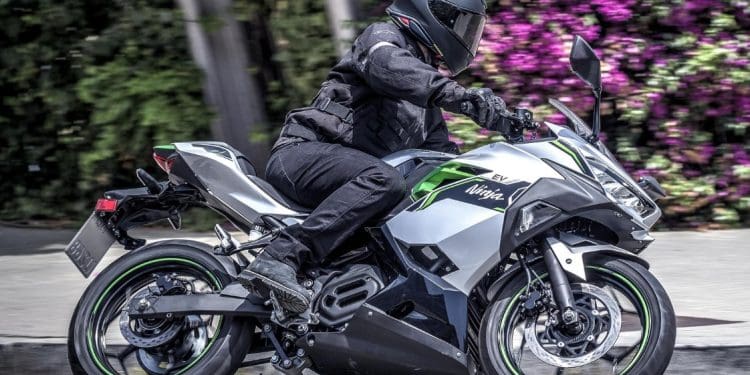Kawasaki emite recall e alerta: modelos Ninja e-1 e Z e-1 não devem ser utilizados até resolução de falha