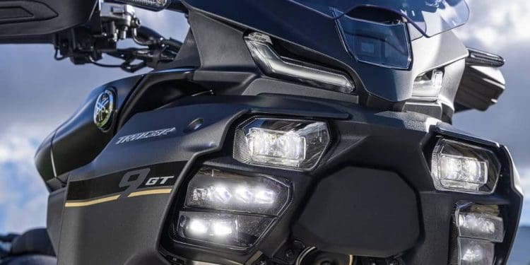 Nova TRACER9 GT 2025: Primeiro modelo do mundo com faróis matrix led de seis lentes