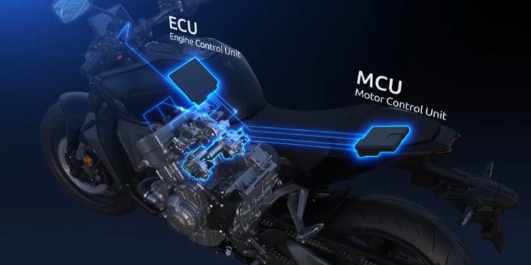 Simbiose entre motociclista e máquina, com a tecnologia Y-AMT da Yamaha a ser detalhada em vídeo