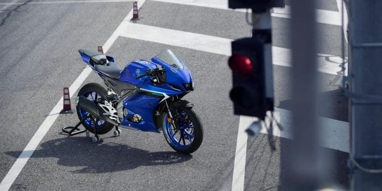 Vídeo: Yamaha R125, para a estrada e para a pista