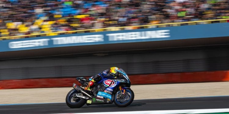 Andrea Locatelli triunfa na corrida 2 do WSBK em Assen após drama para Nicolò Bulega