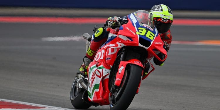 Joan Mir também correu para as boxes, mas admitiu: ‘Não foi a decisão correta’