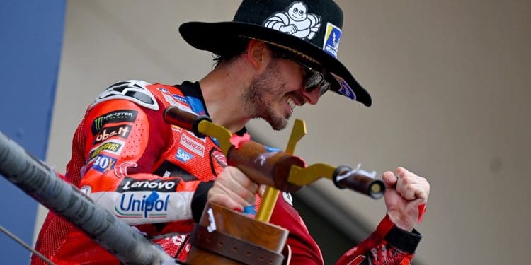 ‘O erro do Marc Márquez deu a vitória, asas e motivação ao Pecco Bagnaia’ – Carlos Checa