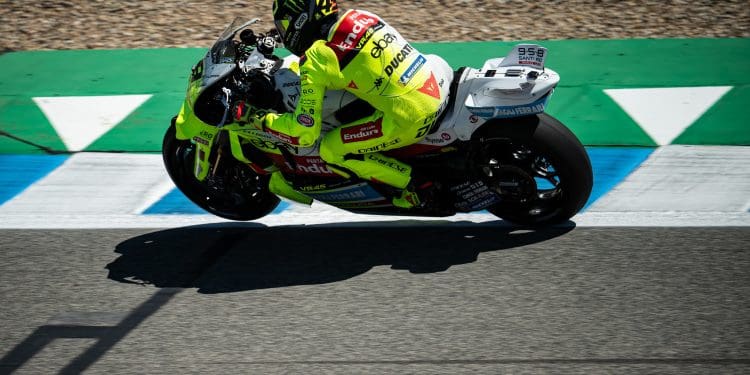 Vento tramou Fabio Di Giannantonio nos testes, que caiu, com o motivo a ser claro depois: ‘Vi os chapéus-de-chuva dos comissários a voar’