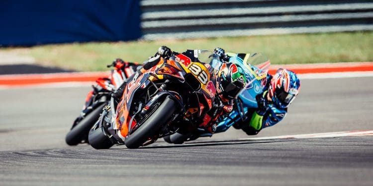 Brad Binder vê melhorias na KTM… ainda que lentas: ‘Não há solução rápida’