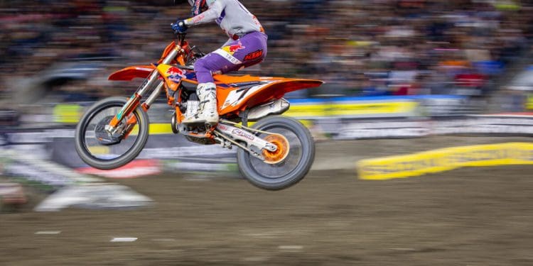 Aaron Plessinger celebra primeira vitória do ano no AMA 450 SX em Foxborough