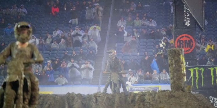 Vídeo: O resumo do AMA 450 SX em Foxborough