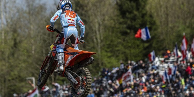 Lucas Coenen faz história e triunfa pela primeira vez no MXGP