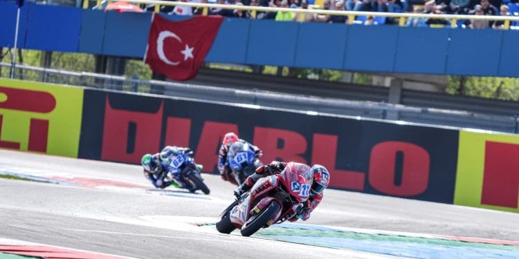 Em casa mando eu! Bo Bendsneyder vence corrida 1 do WSSP marcada por bandeira vermelha em Assen após caos inicial