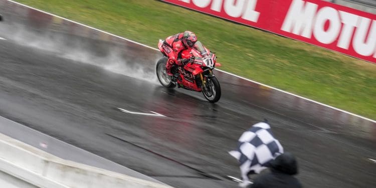 Nicolò Bulega lidera Warm Up sob chuva em Assen, com Andrea Locatelli de novo muito próximo do topo