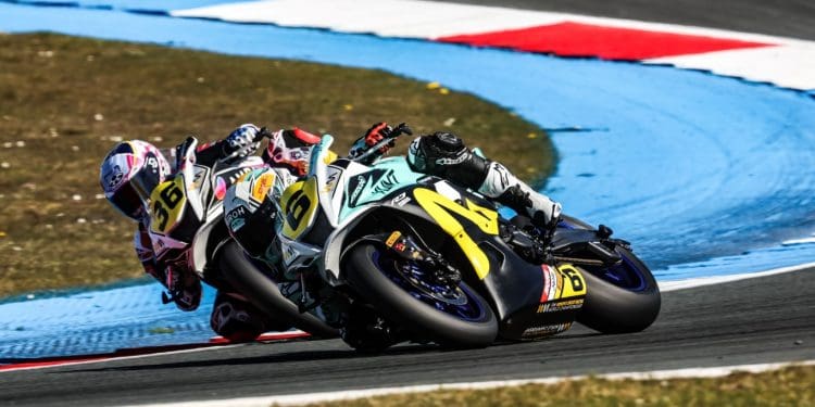 María Herrera conquista vitória inaugural em Assen após drama e batalha com Beatriz Neila, que acabou penalizada e viu triunfo escapar