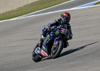 Álex Rins com pulso rachado após queda no FP2 em Jerez