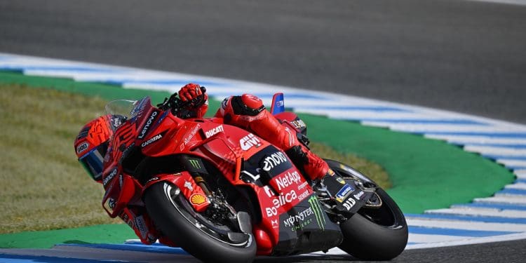 Marc Márquez arranca sábado em Jerez de forma dominadora, ao ser o mais rápido no FP2; Sessão teve muitas quedas