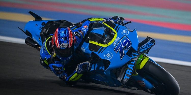 Ai Ogura prioriza auto-aperfeiçoamento antes de solicitar modificações na moto, revela chefe de mecânicos