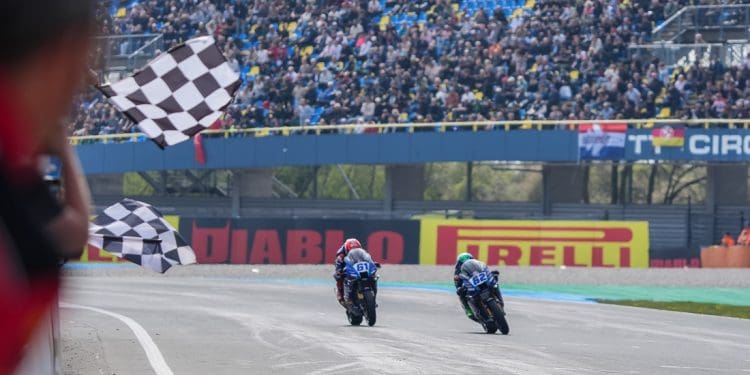 Vídeo: Os melhores momentos da corrida 2 do WSSP em Assen, que Can Öncü venceu por 0.012s