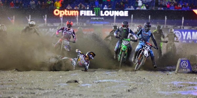 Vídeo: Queda de RJ Hampshire em Foxborough causou caos total, na principal corrida do AMA Supercross 250