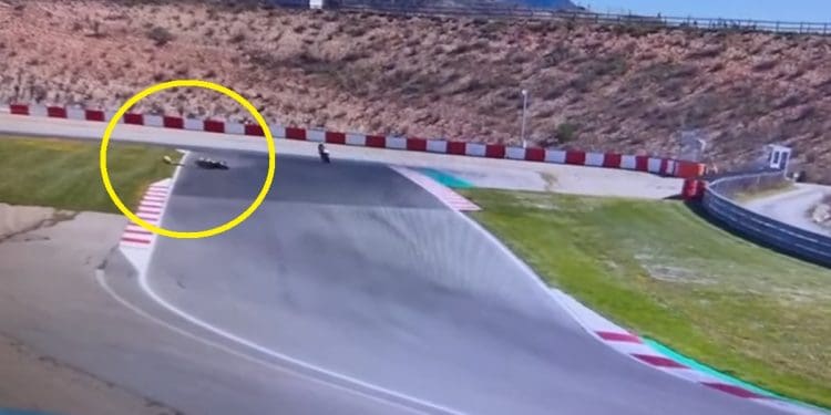 Vídeo: Fraser Rogers lesiona-se em acidente impressionante nos testes de pré-época do BSB