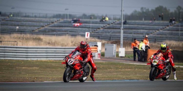 Álvaro Bautista assume superioridade do seu colega de equipa: ‘Poderia ter terminado em terceiro sem o problema do Nicolò Bulega’