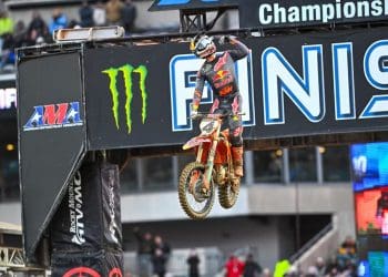 Justin Barcia começa forte, mas Chase Sexton leva a melhor no AMA Supercross 450, em Filadélfia