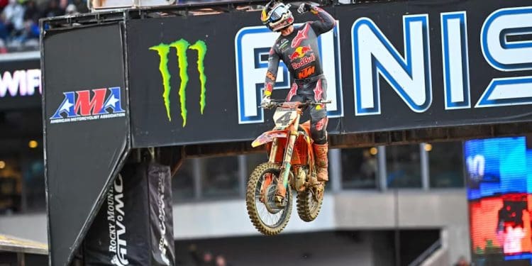 Justin Barcia começa forte, mas Chase Sexton leva a melhor no AMA Supercross 450, em Filadélfia