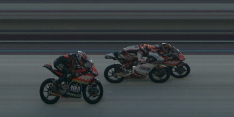 Vídeo: Recorde o final intenso do Moto3 em Losail que quase teve de ser confirmado com «photo-finish»
