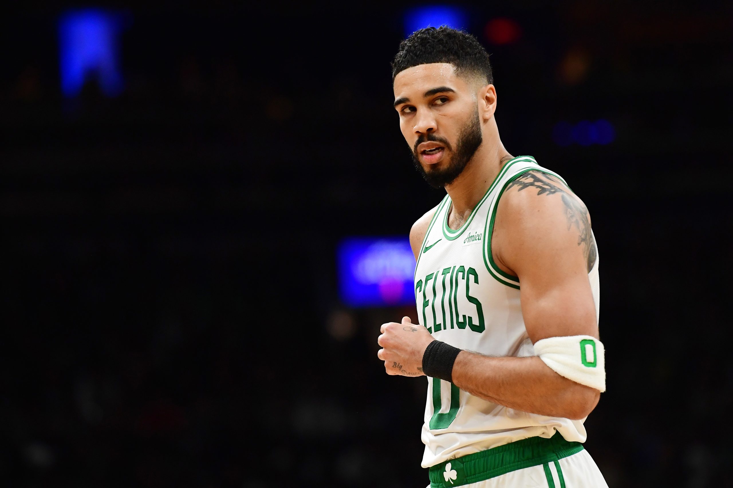 Les Boston Celtics entament leur défense de titre avec Jayson Tatum prêt à faire taire les sceptiques et à réécrire l'histoire. - Motociclismo