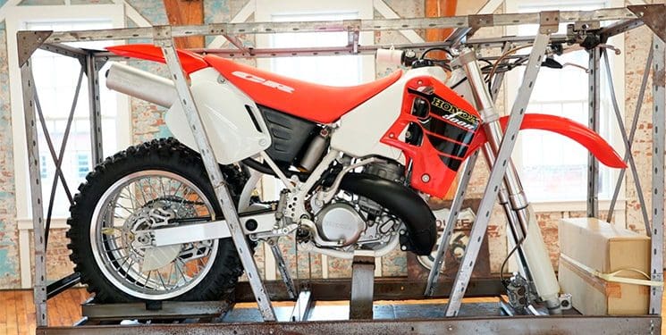 A Honda CR500R mais cara da história: 24 anos guardada… e ainda na caixa