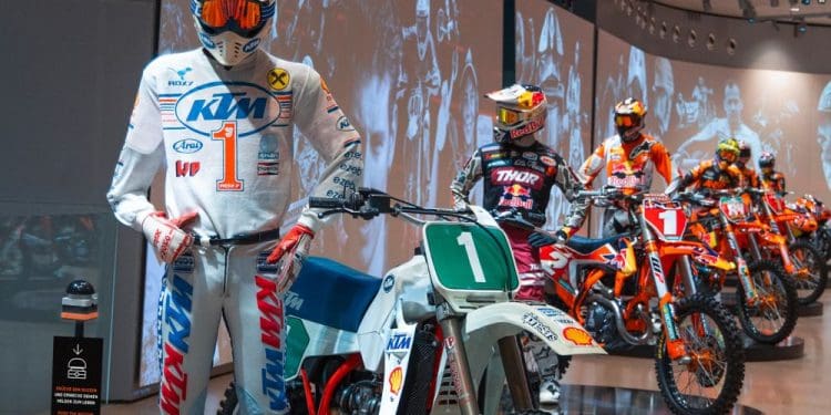 KTM mantém visitas à fábrica apesar das dificuldades financeiras e procura é imensa