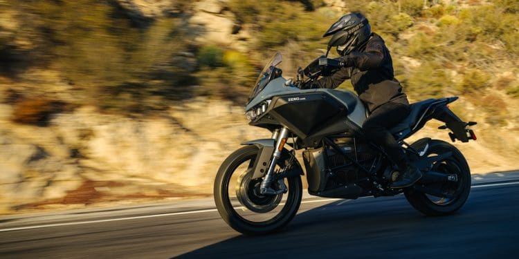 Polícia catalã investe forte em motos elétricas com a Zero DSR/X