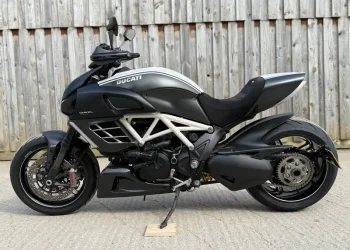Ducati Diavel Carbon AMG edição limitada vai a leilão