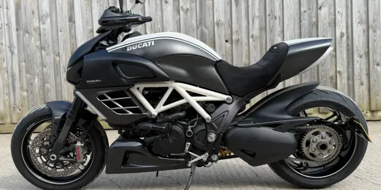 Ducati Diavel Carbon AMG edição limitada vai a leilão