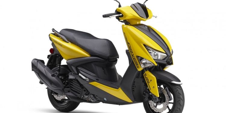 Yamaha Cygnus Gryphus 2025 chega em Maio ao Japão, com novas cores – impacto visual garantido