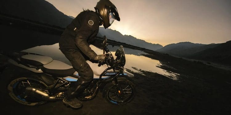 Nova Royal Enfield Himalayan 750 vista em testes