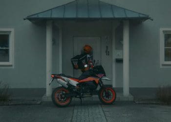 Vídeo: KTM com «serviço» de entrega de pizzas? O 1 de Abril da fabricante