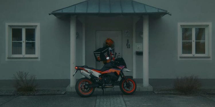Vídeo: KTM com «serviço» de entrega de pizzas? O 1 de Abril da fabricante