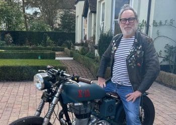 Jim Moir com duas motos personalizadas em leilão