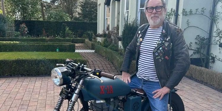 Jim Moir com duas motos personalizadas em leilão