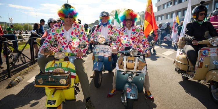 Icónica Vespa foi celebrada em Gijón nos Vespa World Days 2025