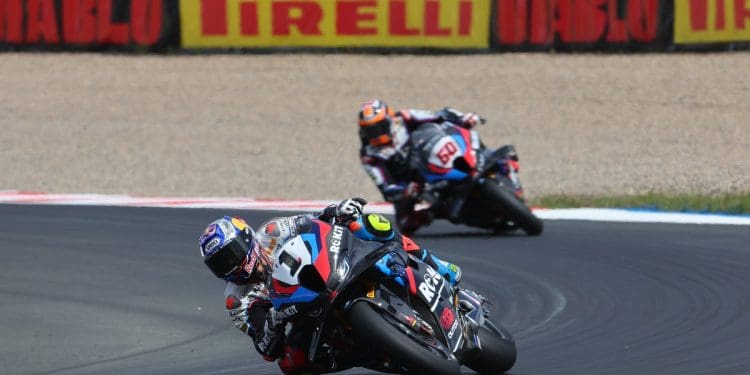 Toprak Razgatlioglu confirma supremacia por escassa margem com pole position do WSBK em Most