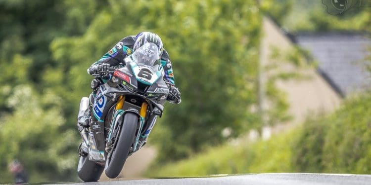 Michael Dunlop brilha com dupla vitória no North West 200 em Supersport e Superstock