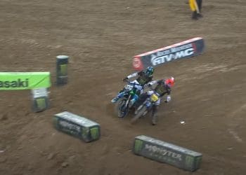 Vídeo: Tudo pelo título – A polémica ultrapassagem de Haiden Deegan a Cole Davies em Denver que confirmou título