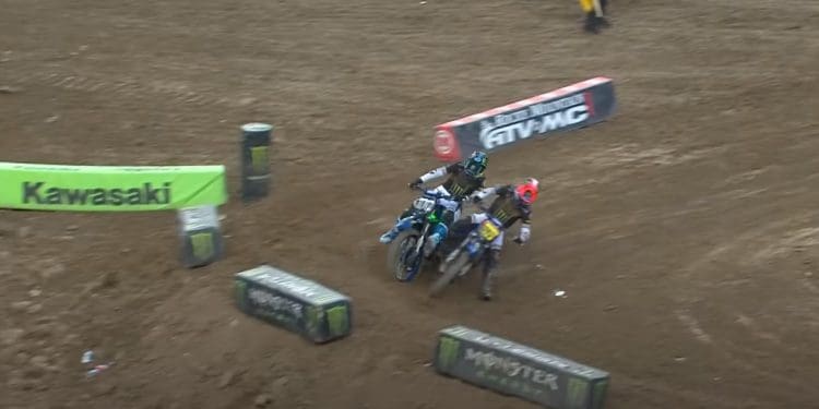 Vídeo: Tudo pelo título – A polémica ultrapassagem de Haiden Deegan a Cole Davies em Denver que confirmou título