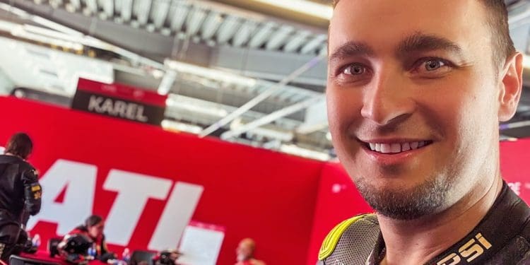 Lembra-se de Karel Abraham? Ex-piloto atingiu o topo do mundo (literalmente)