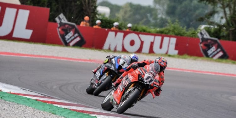 Nicolò Bulega conquista hat-trick em Cremona e entra para a história da Ducati